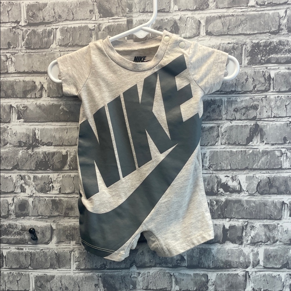 Nike beige andGray‎ Boys Baby Romper
